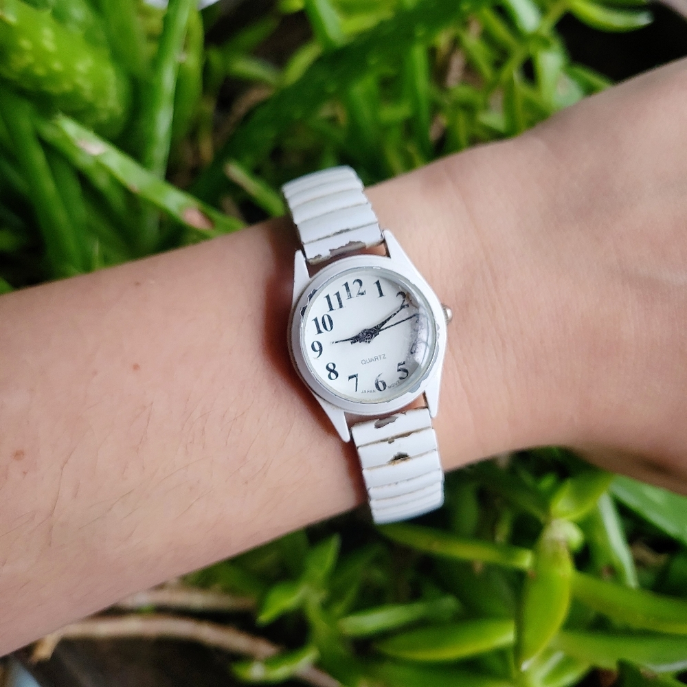 Vintage White Quartz Stretch Watch - Picture 4 of 8